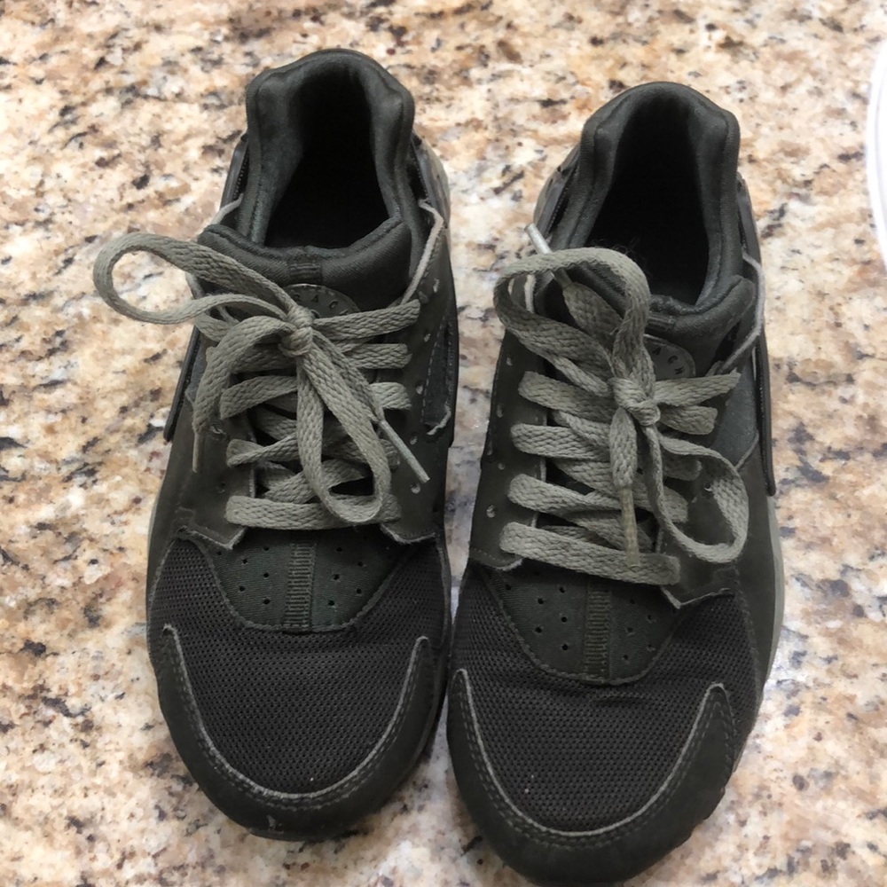 5.5 Y Green Nike Huarache running shoe